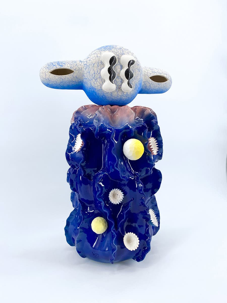 Atomic Teru, 2023 sculpture grès, porcelaine, engobes et émaux 35 x H.60 cm KT-2301  ©Kartini Thomas 