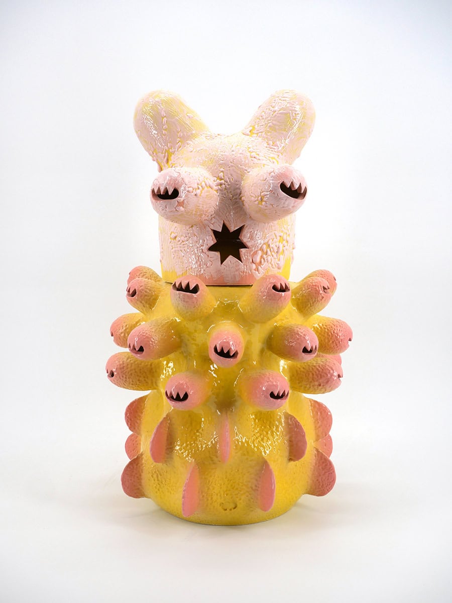 Bad Karma Bunny, 2024 sculpture grès, engobes et émaux 55 x 32 cm KT-2404  ©Kartini Thomas