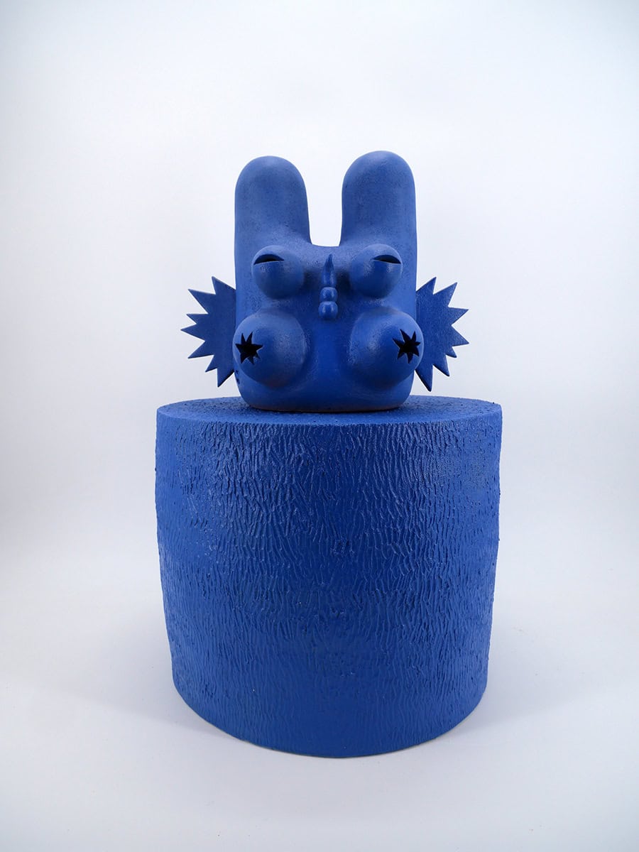 Blue Bunny, 2024 sculpture grès, engobes et émaux 60 x 38 cm KT-2405 ©Kartini Thomas 