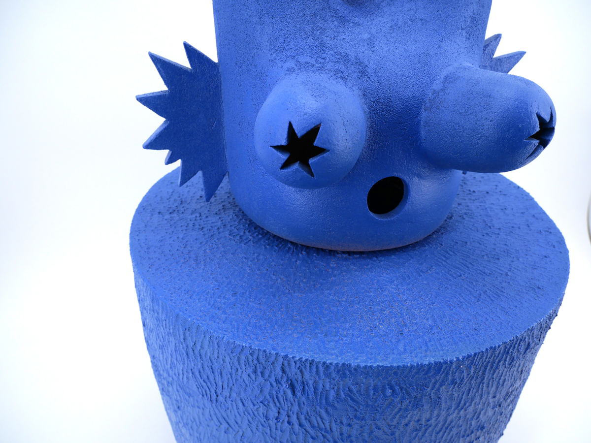 Blue Bunny (détail), 2024 sculpture grès, engobes et émaux 60 x 38 cm KT-2405 ©Kartini Thomas 