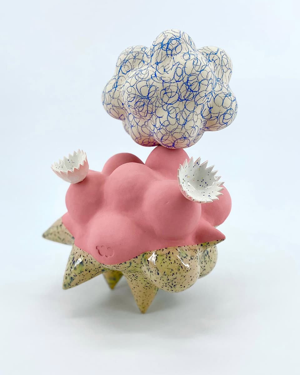 Georgette, 2023 sculpture grès, porcelaine, engobes et émaux 20 x 28 cm KT-2302 ©Kartini Thomas