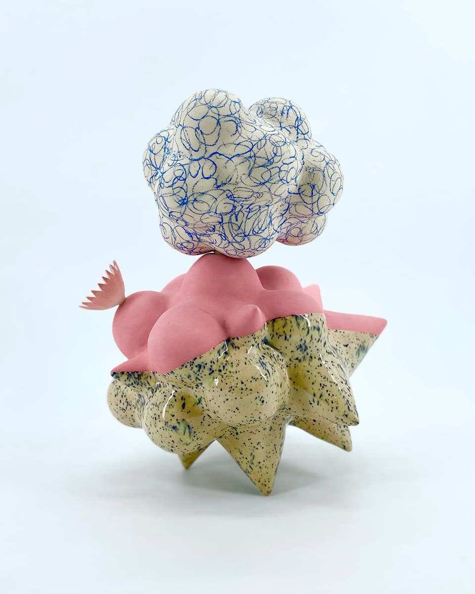 Georgette, 2023 sculpture grès, porcelaine, engobes et émaux 20 x 28 cm KT-2302 ©Kartini Thomas