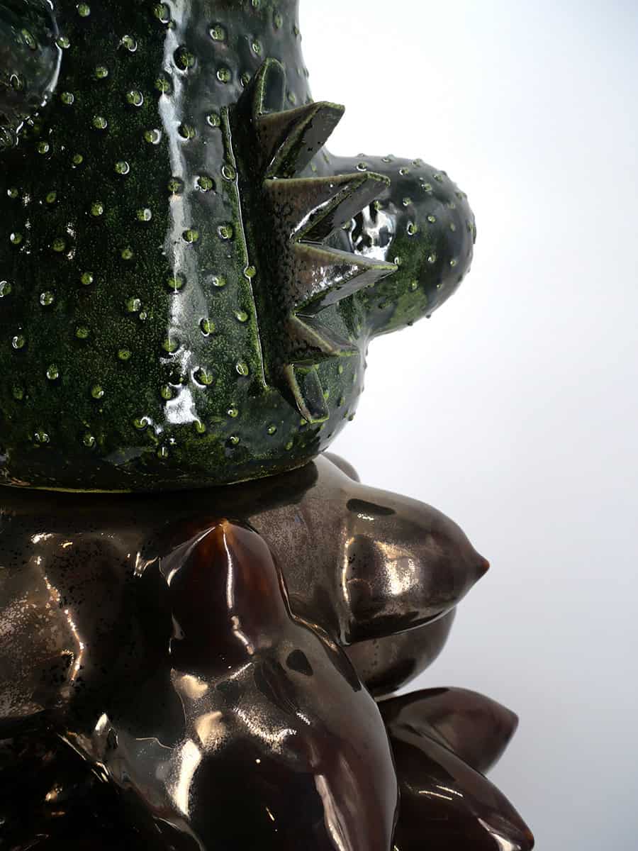 Mister Cornichons (détail), 2024 sculpture grès, engobes et émaux 44 x 36 cm KT-2410 ©Kartini Thomas