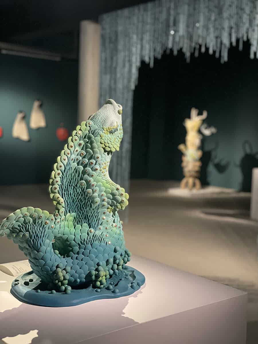le poisson scintillant, 2022 sculpture céramique, grés et engobes couleurs, émail satin, or, H.51x L.37 x l.30 cm ©Muriel Persil