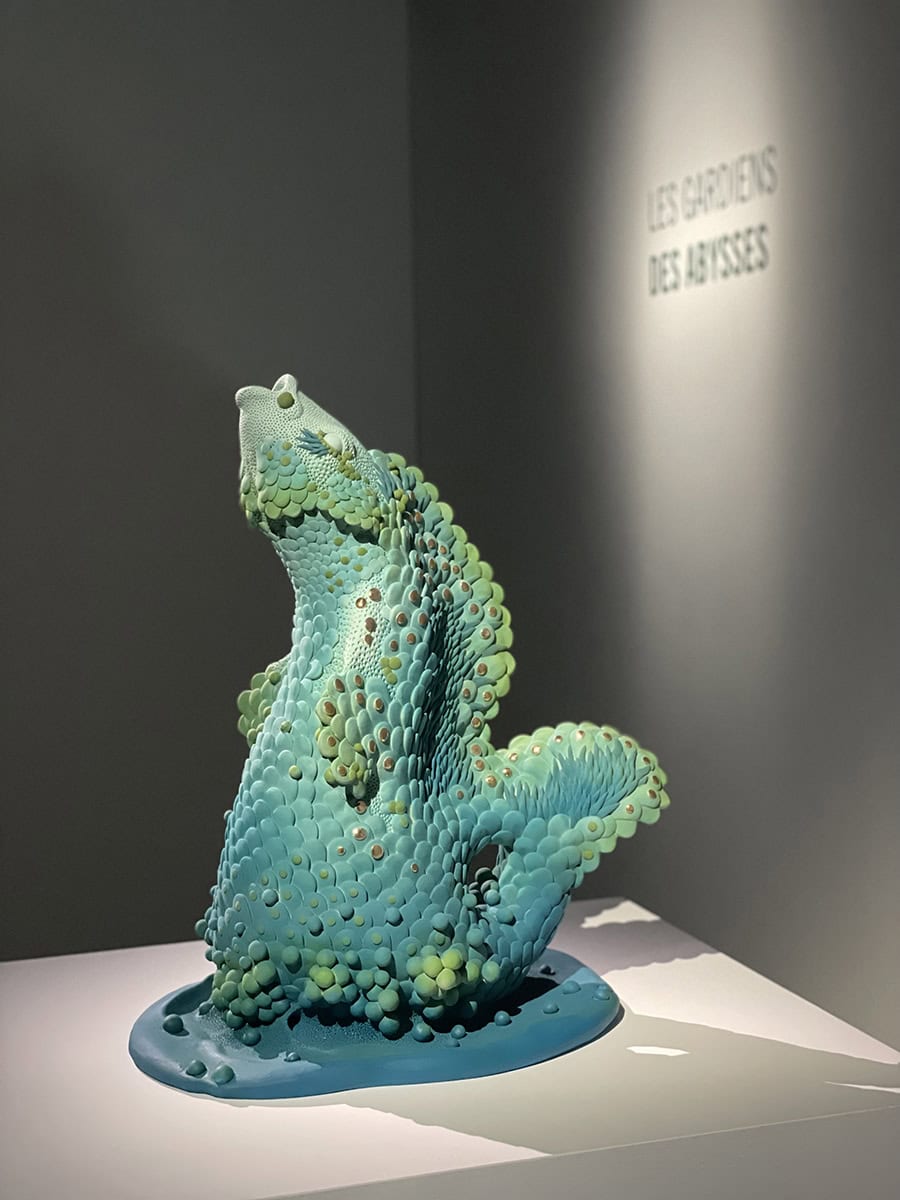 le poisson scintillant (de côté), 2022 sculpture céramique, grés et engobes couleurs, émail satin, or, H.51x L.37 x l.30 cm MP-2213 ©Muriel Persil