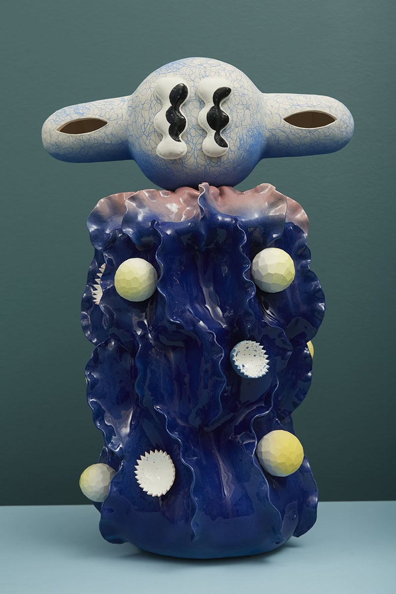 Atomic Teru, 2023 sculpture grès, porcelaine, engobes et émaux 35 x H.60 cm KT-2301  ©Kartini Thomas 