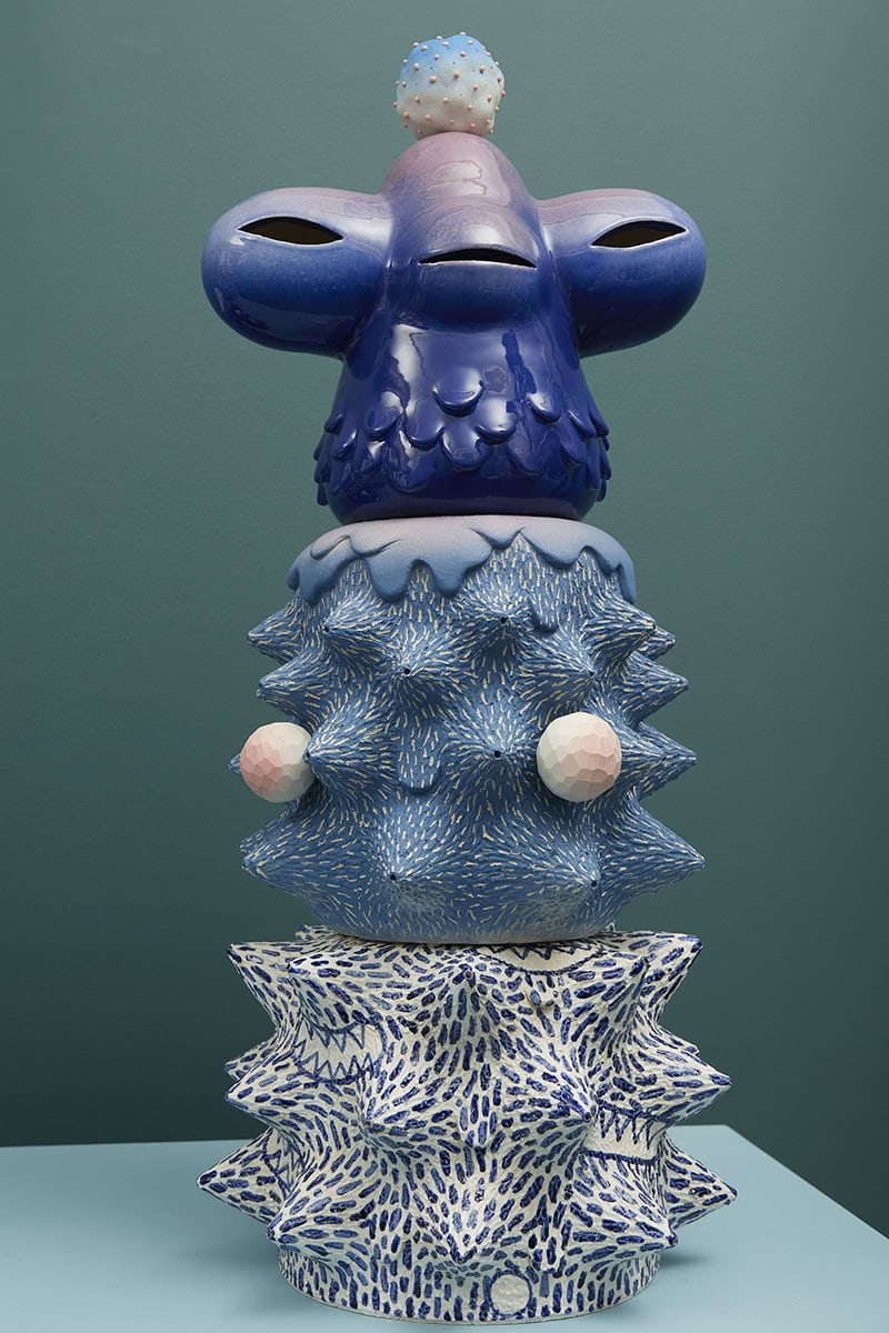 Space Monkey, 2023 sculpture porcelaine, engobes, émaux, H.85 KT-2402 ©Kartini Thomas